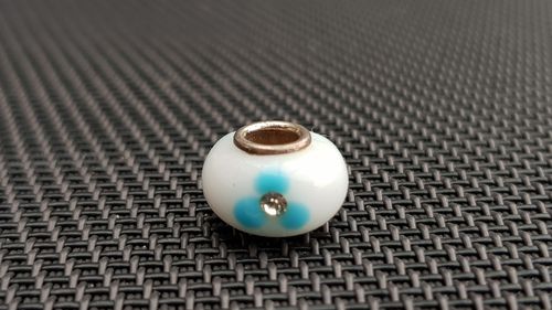 Beads Glas mundgeblasen 925ér Silber für Kette / Armband - weiß mit blauen Blumen + Glitzersteinen