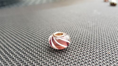 Beads Glas mundgeblasen 925ér Silber für Kette / Armband - lila mit weißen Streifen